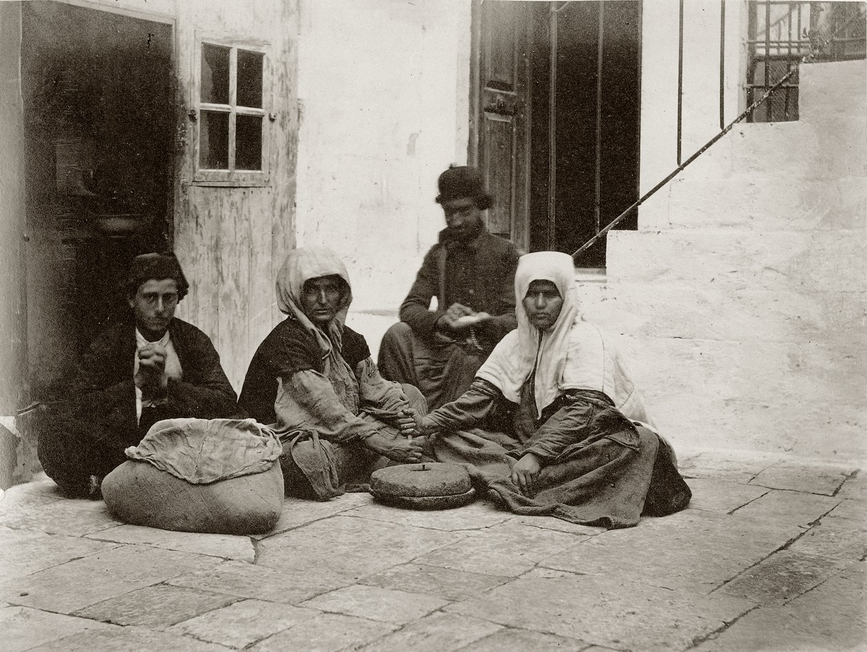 Donne che macinano farina con macine rotonde nel cortile di una casa a Gerusalemme, 1867 da Sergeant Henry Phillips
