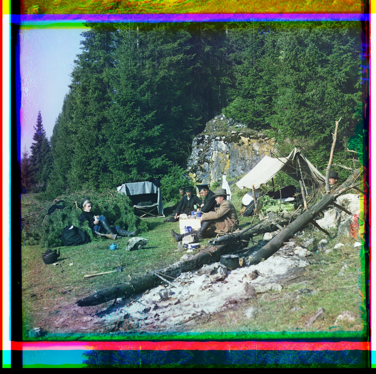 Sergei Prokudin-Gorskii e altri seduti in un campeggio, Fiume Chusovala, Monti Urali, Russia da Sergei Mikhailovich Prokudin Gorskii