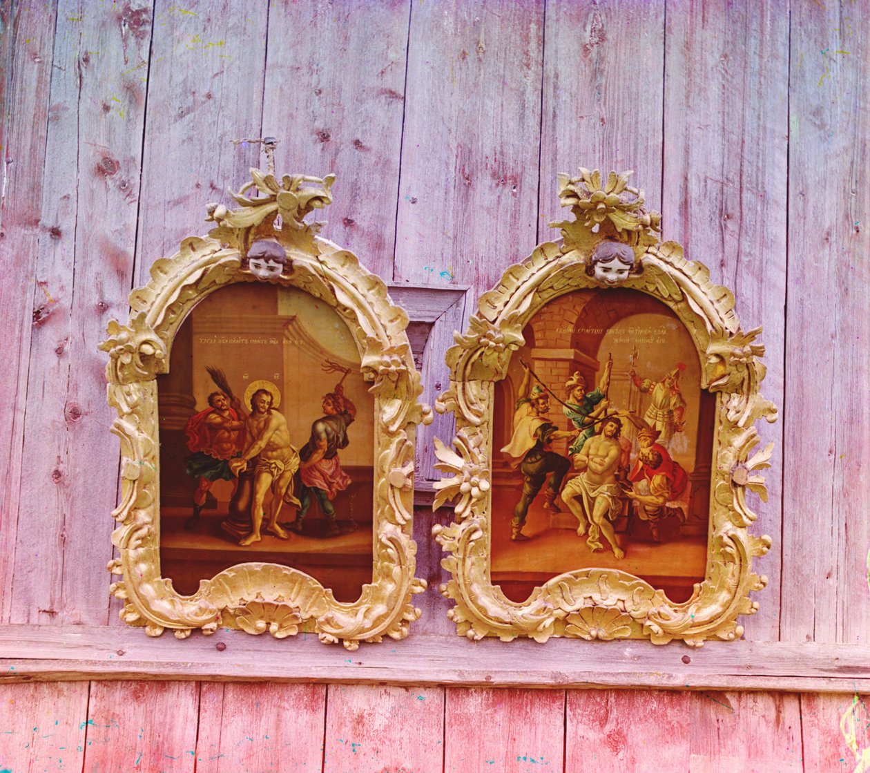 Due icone nella Chiesa di legno del Profeta Elia a Belozersk, 1905-1915 da Sergey Prokudin Gorsky