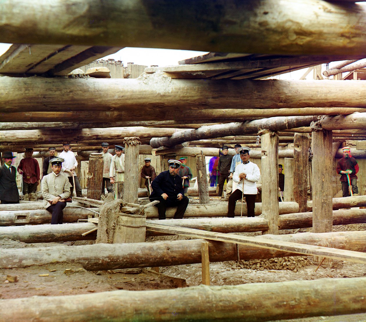 Lavoratori e supervisori posano per una fotografia durante i preparativi per versare cemento per la fondazione della diga di chiusa sul fiume Oka, vicino a Beloomut, Impero Russo, 1912 da Sergey Prokudin Gorsky