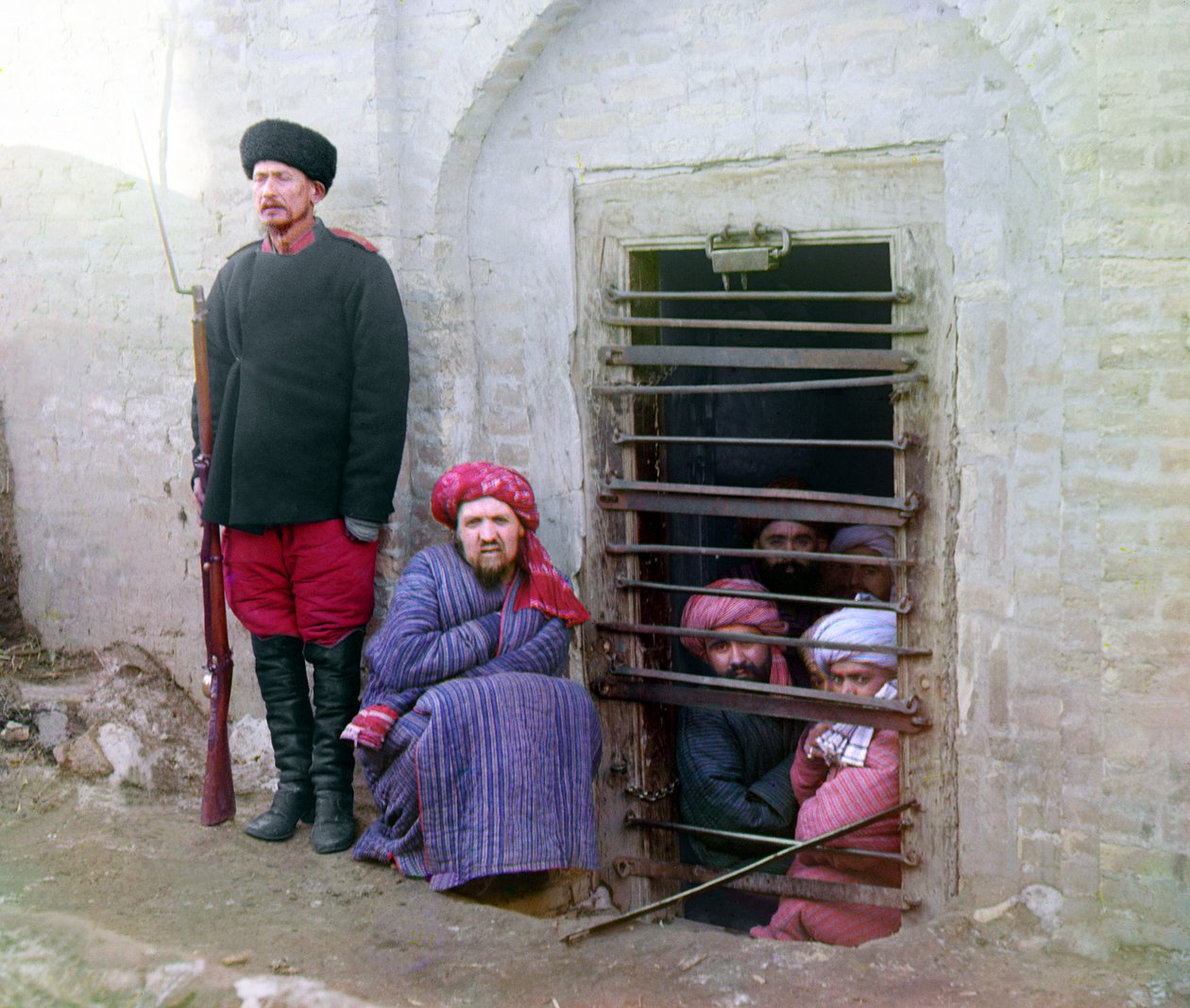 Prigione di Zindan, con detenuti e una guardia con fucile russo, uniforme e stivali, Asia Centrale, Impero Russo da Sergey Prokudin Gorsky