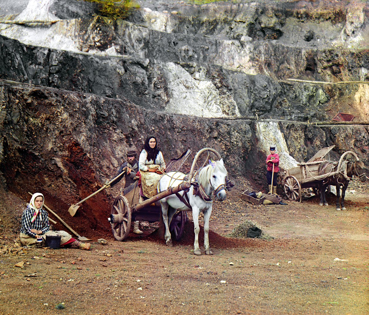 Lavoro alla miniera di Bakalskii: una famiglia, con pale e carri trainati da cavalli, che lavora nelle miniere di ferro nelle colline di Bakaly, Monti Urali, Impero Russo, 1910 da Sergey Prokudin Gorsky