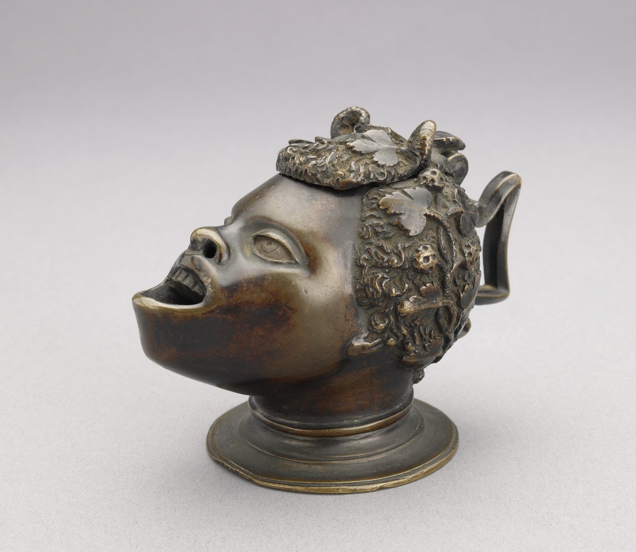 Lampada o calamaio a forma di testa di ragazzo africano; coperchio incernierato e manico angolare da Severo da Ravenna