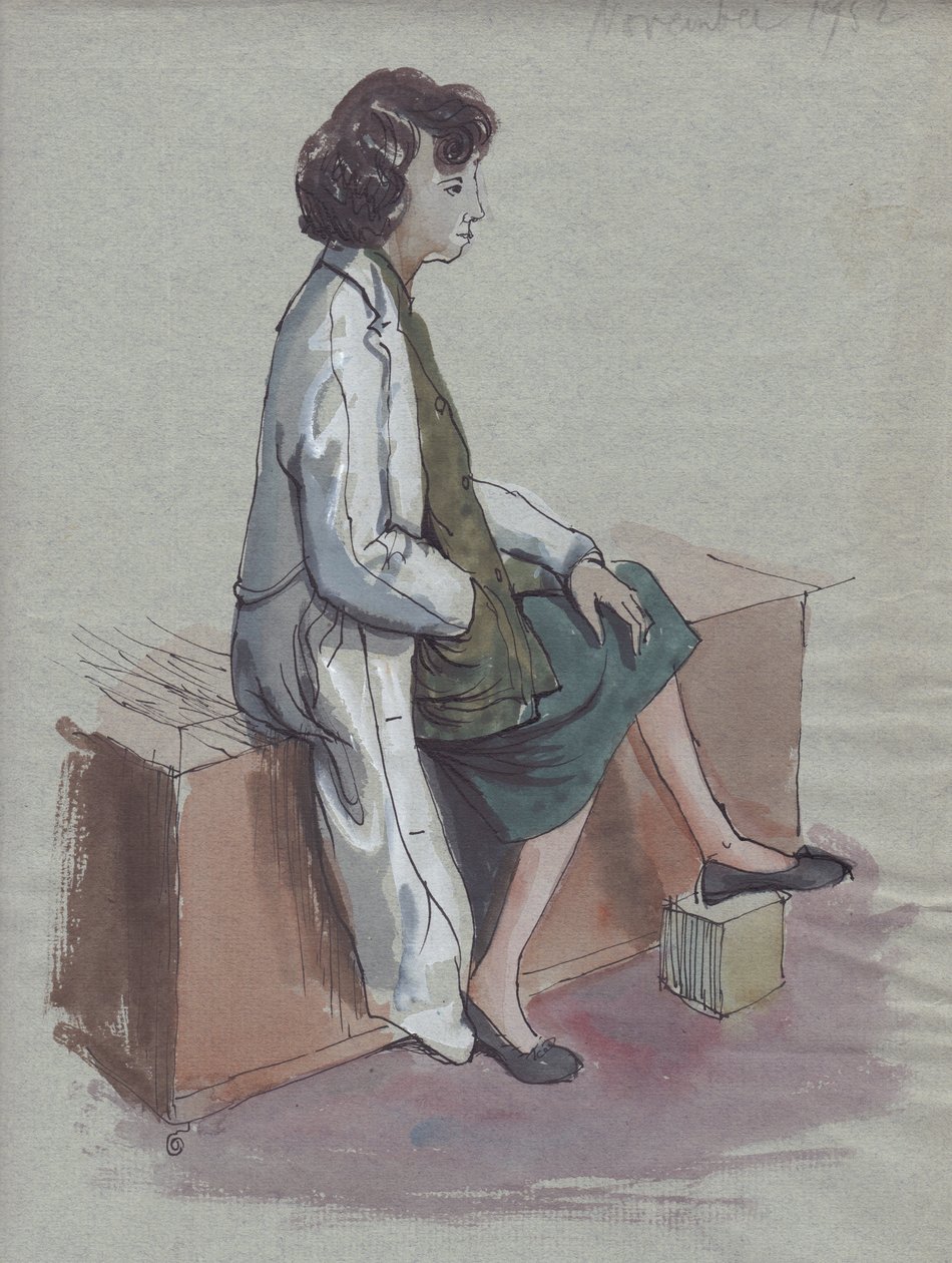Donna seduta in cappotto bianco da Shirley Markham