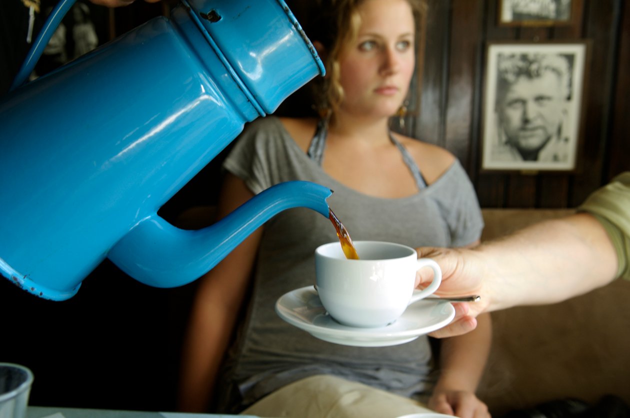 Caffè servito in una caffettiera danese antica, Arhus, Danimarca, 2022 (foto) da Sisse Brimberg