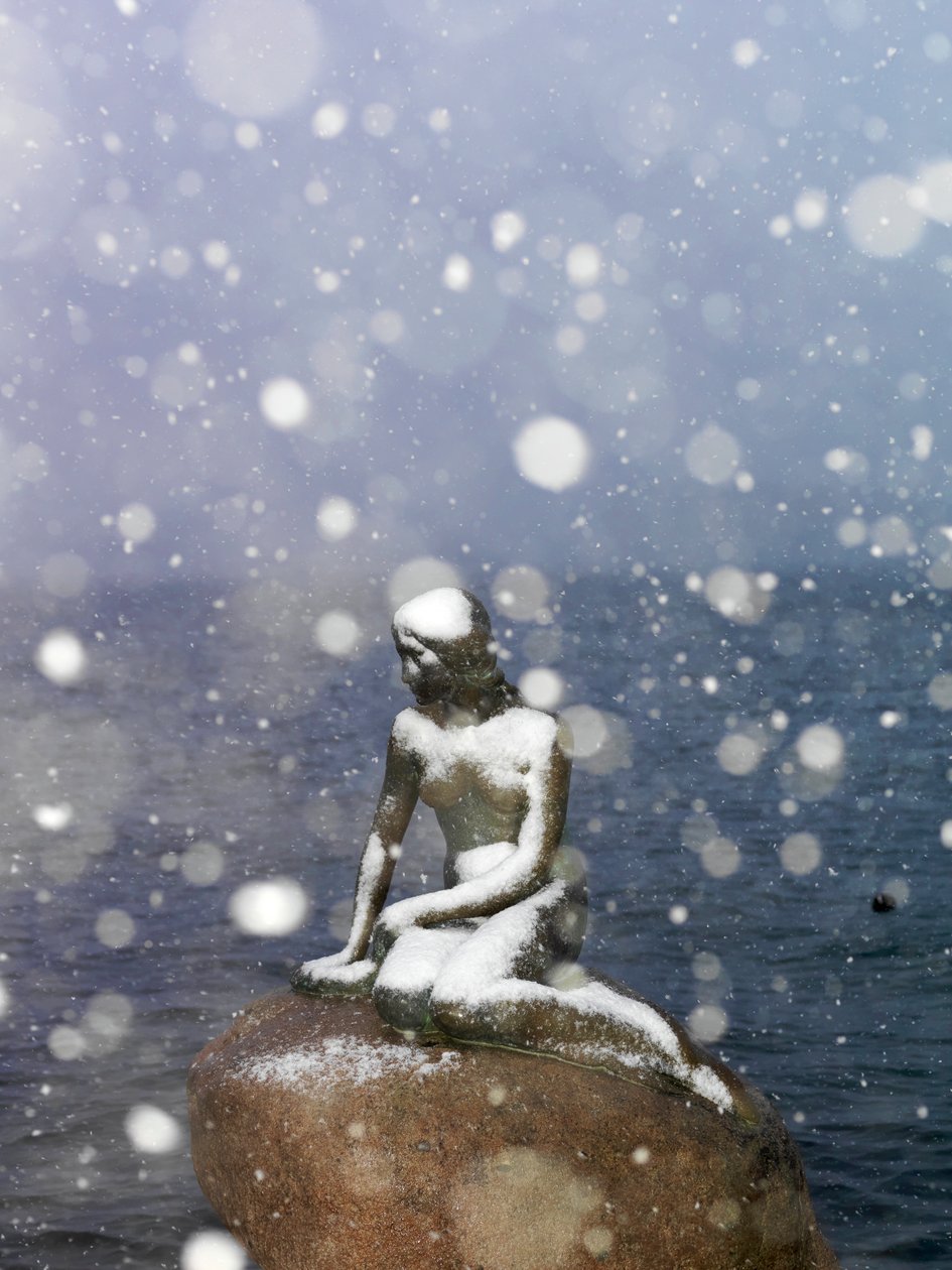 Tempesta di neve sulla statua della Sirenetta di Edvard Eriksen, inverno a Copenaghen, Danimarca, 2022 da Sisse Brimberg