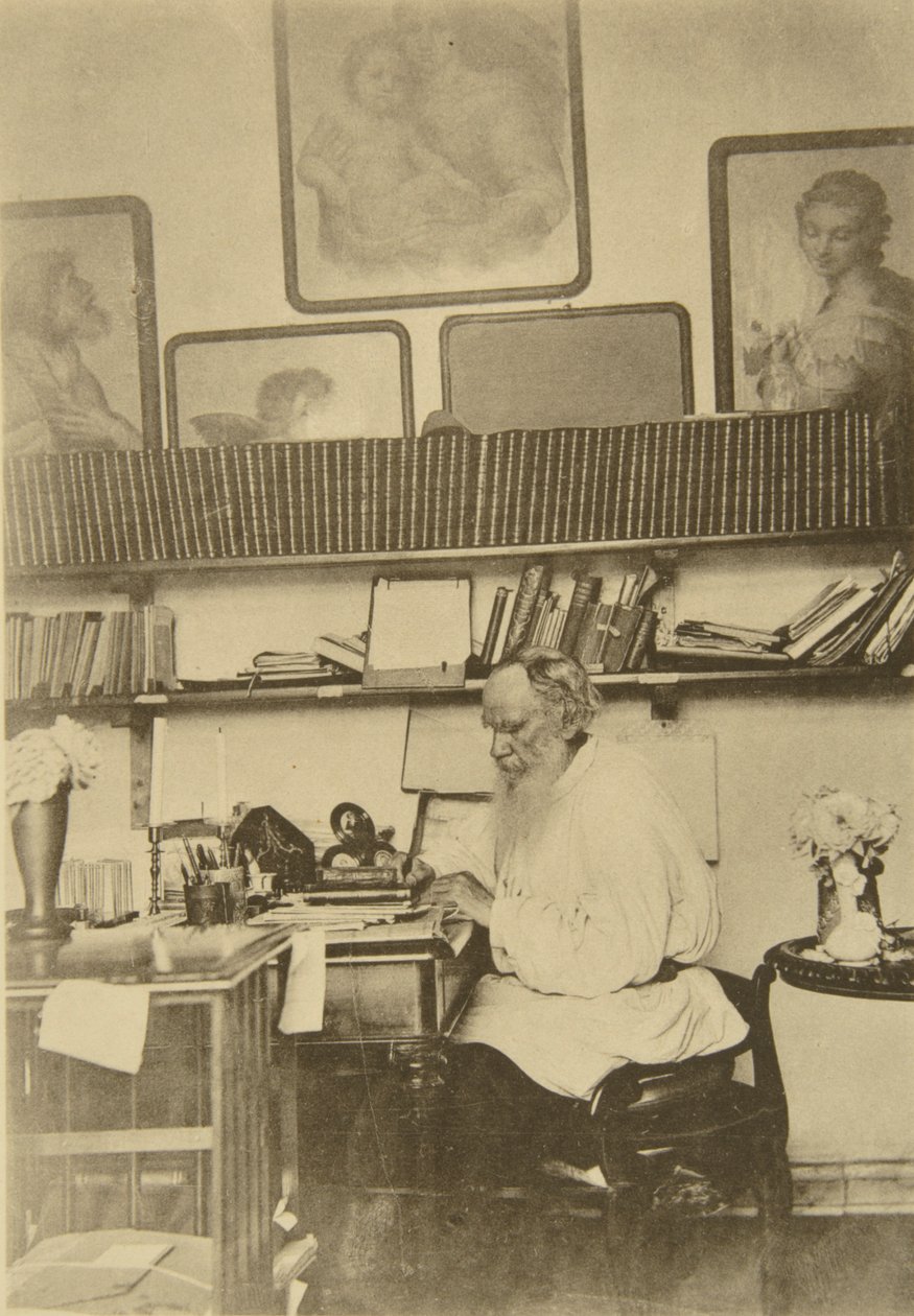 Lo scrittore russo Lev Tolstoj al lavoro, 1890 da Sophia Andreevna Tolstaya