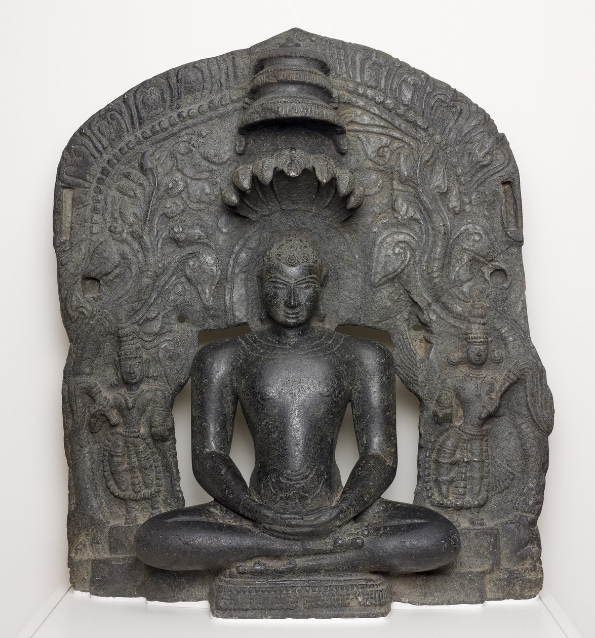 Jaina Tirthankara Parshvanatha con cappuccio di serpente seduto in meditazione (Dhyanamudra), dal Karnataka, India da South Indian School