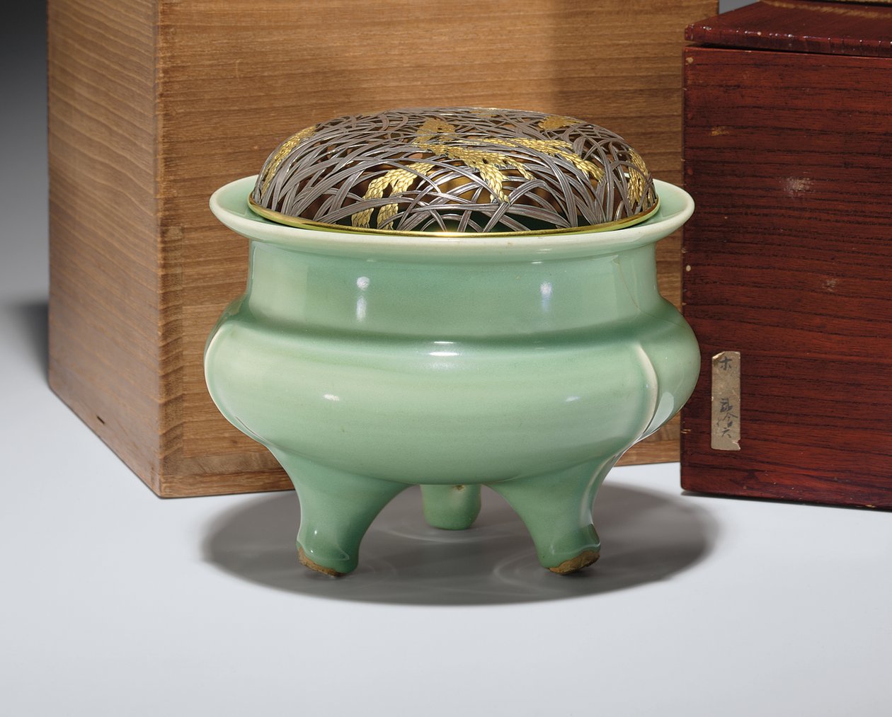 Grande incensiere tripode Longquan celadon con coperchio in metallo giapponese parzialmente dorato da Southern Song Dynasty Chinese School