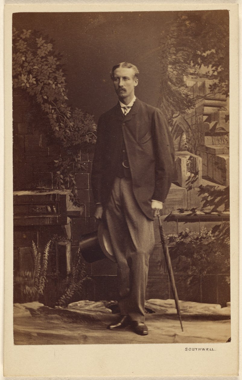 [Uomo non identificato con baffi, cappello a cilindro e ombrello in mano, in piedi]. da Southwell Brothers