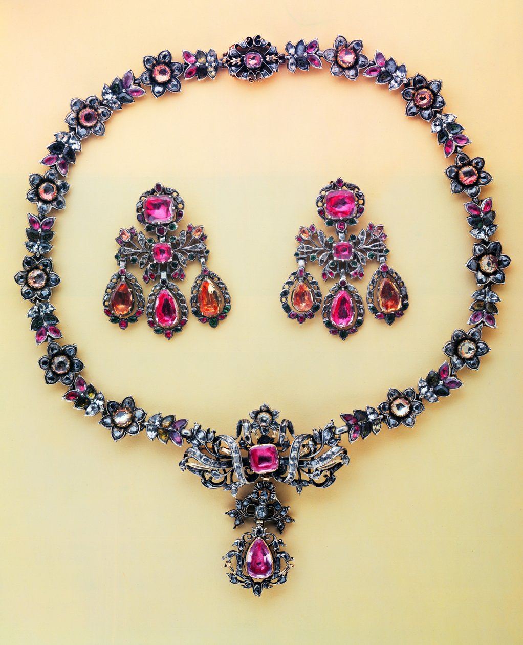 Collana di topazi di diversi colori e diamanti rosa, Spagna, XVIII secolo da Spanish School