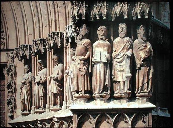 Figure del portale principale, costruito tra il 1171 e il 1331 da Spanish School
