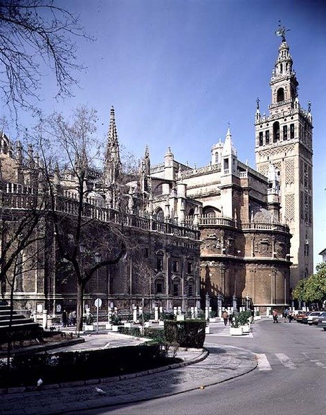 Veduta della facciata orientale con la torre Giralda sullo sfondo da Spanish School