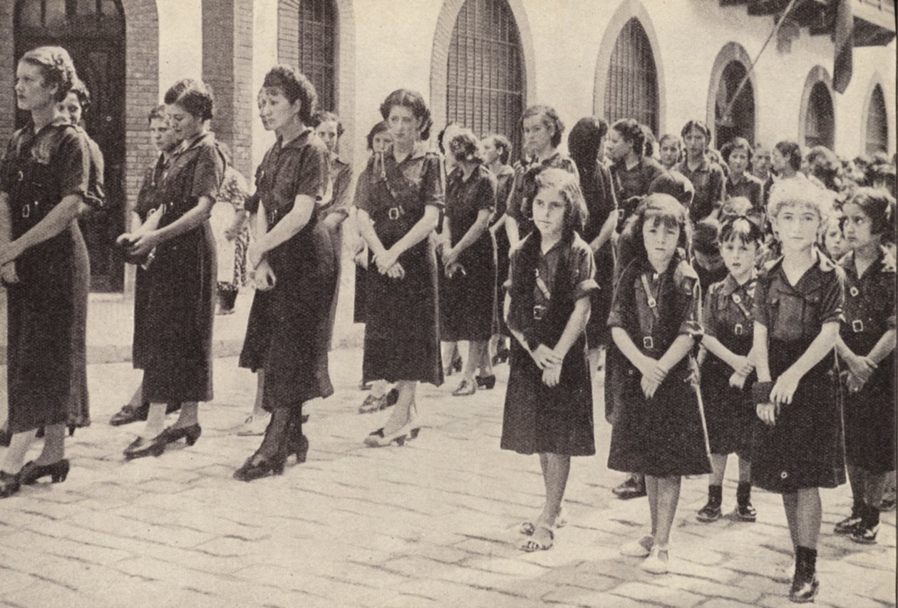 Sezione femminile del movimento falangista in Spagna sotto il governo di Francisco Franco (foto b/n) da Spanish Photographer