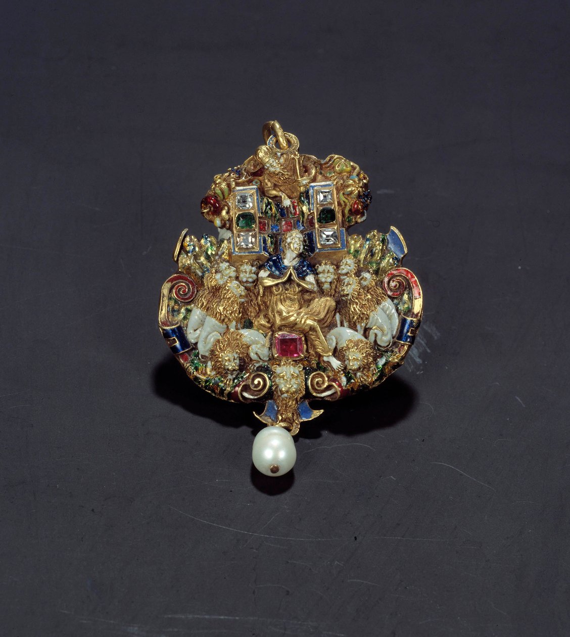 Gioielli: pendente di diamanti, smalto su oro rotondo, smeraldo e perla che rappresenta Daniele nella fossa dei leoni. 1550-1600. Dalla Spagna. Parigi, Museo del Louvre da Spanish School
