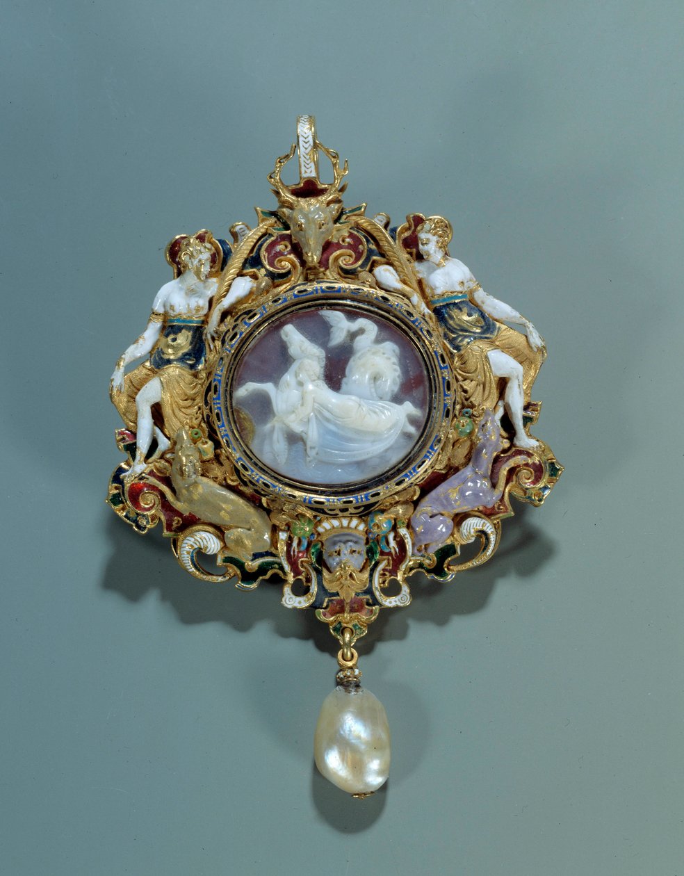 Gioielli: pendente smaltato su oro con cammeo. 1550-1575 da Spanish School