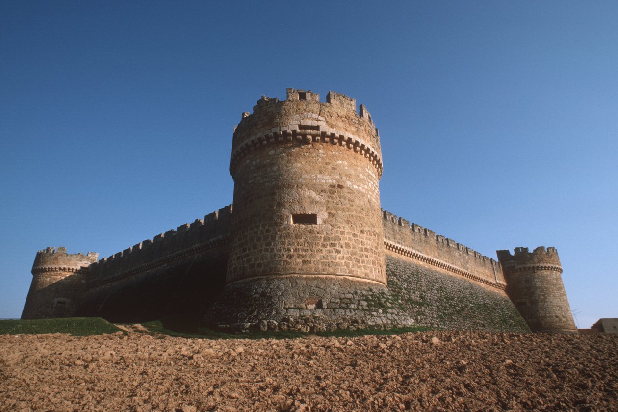 Tre torri angolari e mura perimetrali viste dal basso da Spanish School