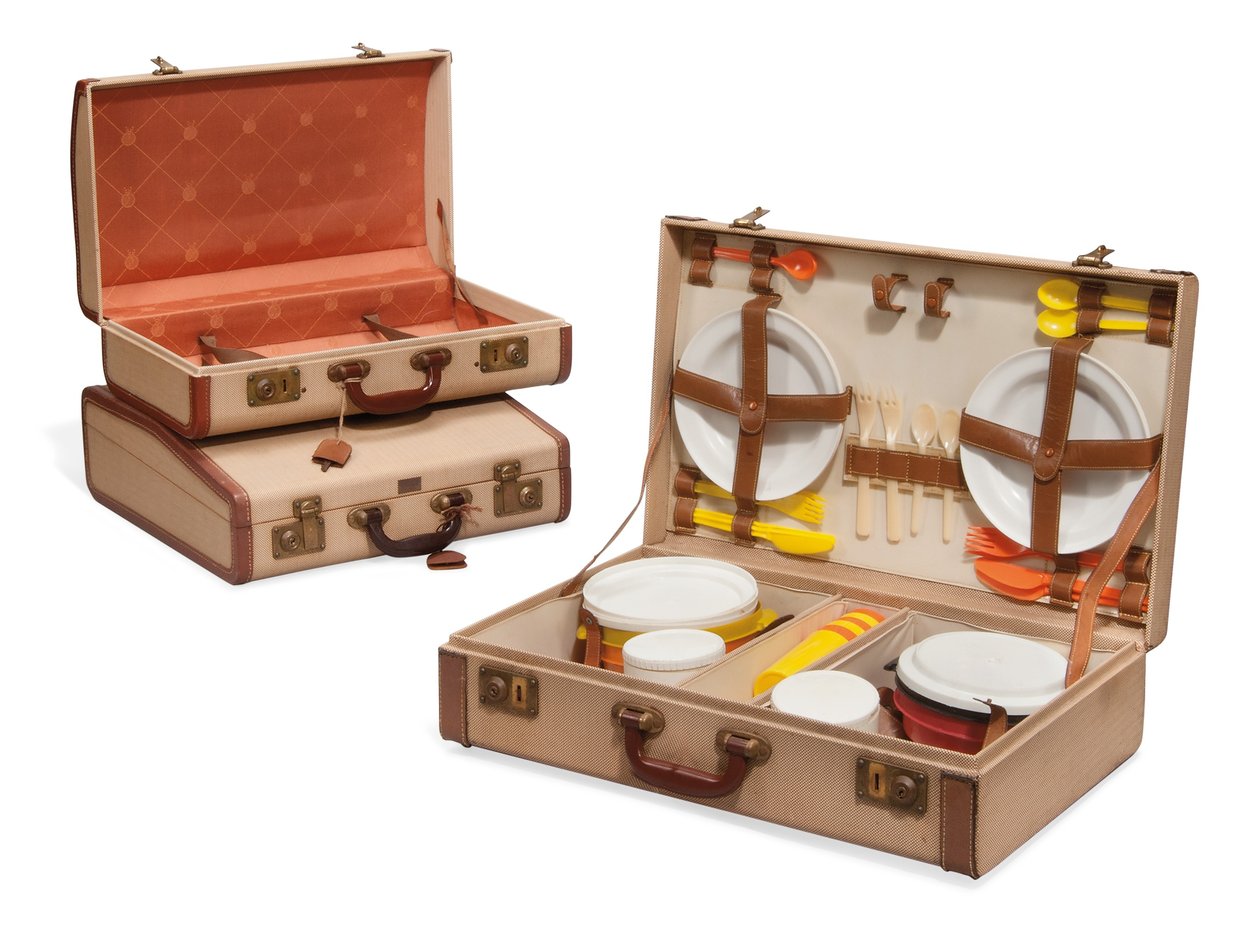 Due valigie e un cesto da picnic, Loewe, metà del XX secolo da Spanish School