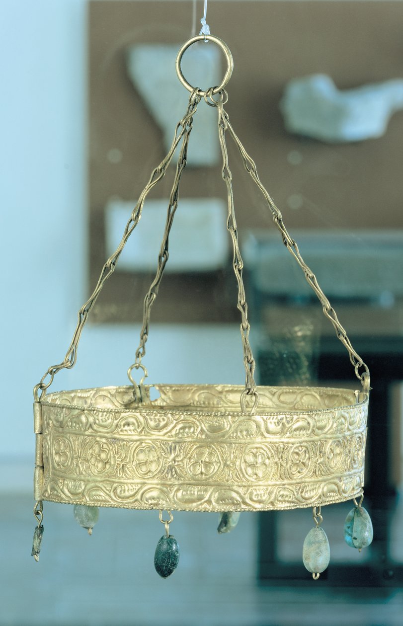 Corona votiva dal Tesoro di Guarrazar (oro e pietre preziose) da Spanish School
