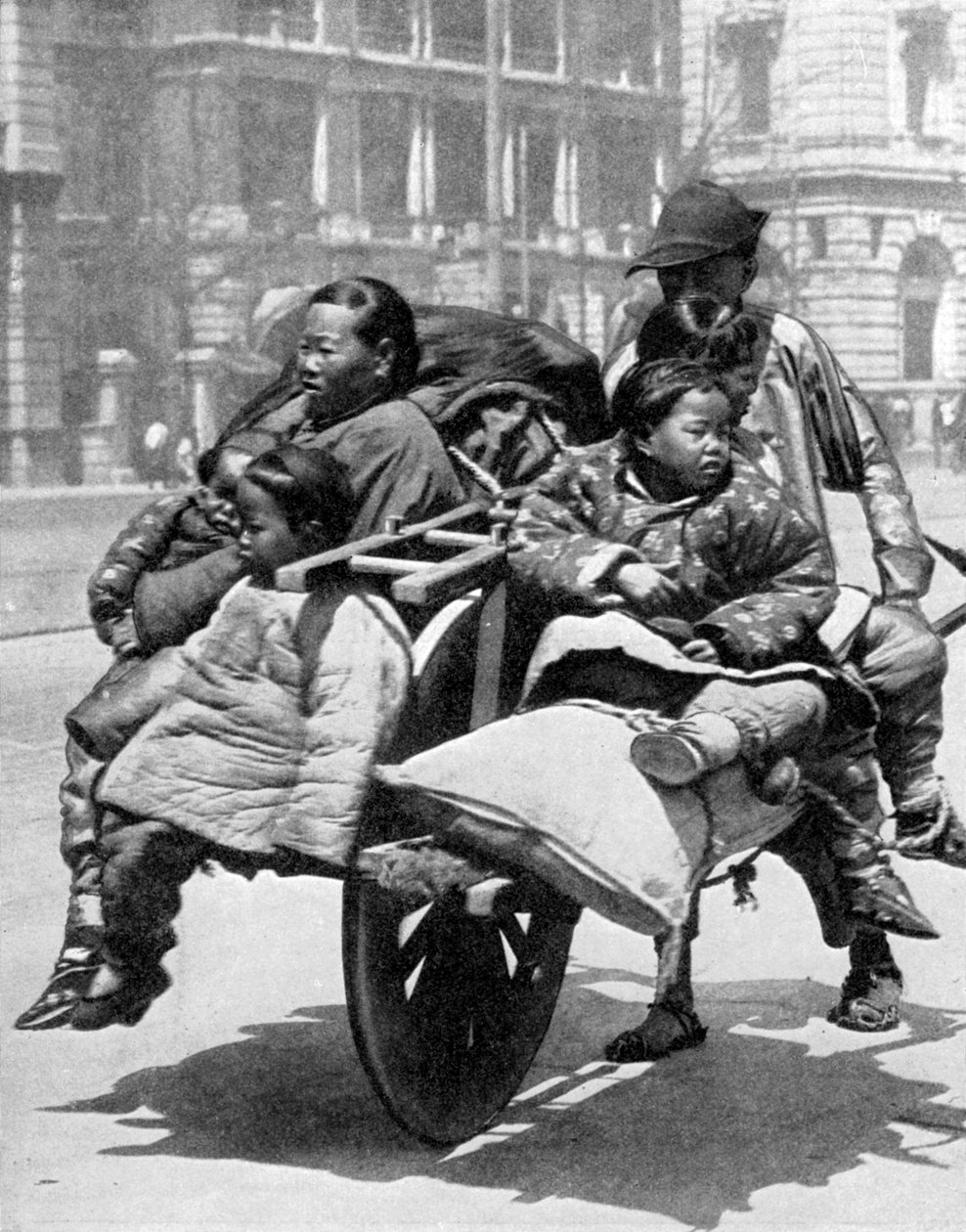 Famiglia cinese su un carro da Sport and General