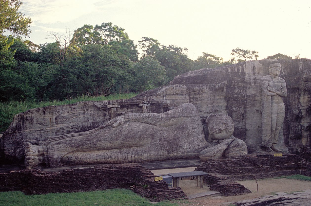 Buddha in piedi e reclinato, Gal Vihara da Sri Lankan