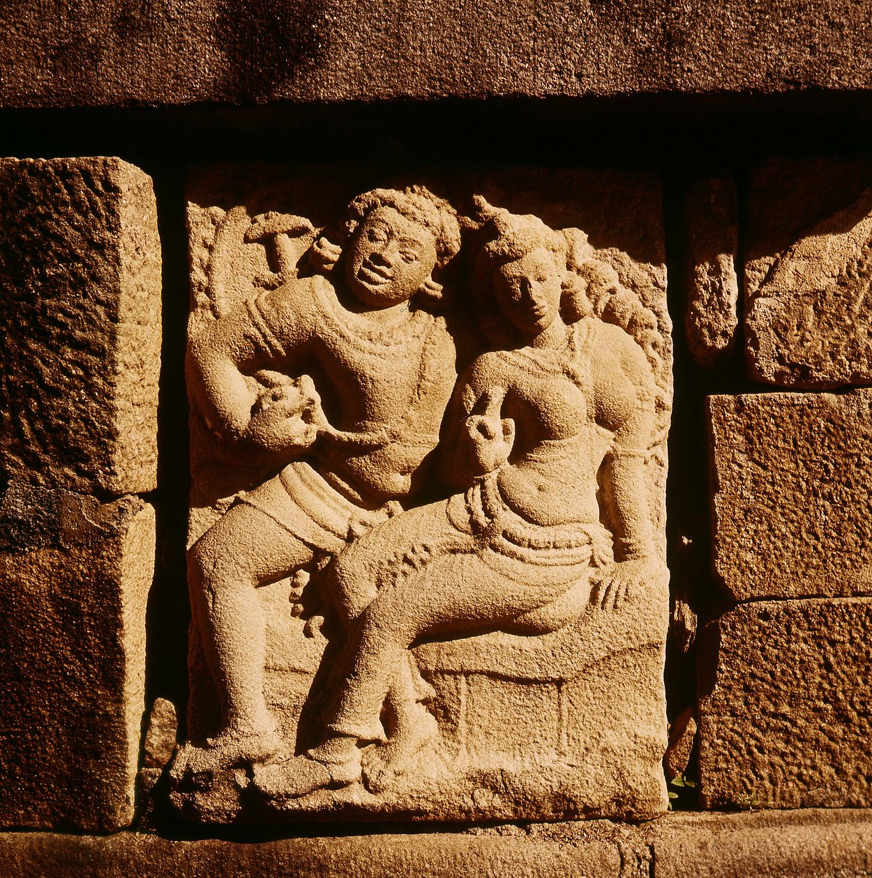 Rilievo di una coppia Mithuna a Isurumuniya da Sri Lankan School