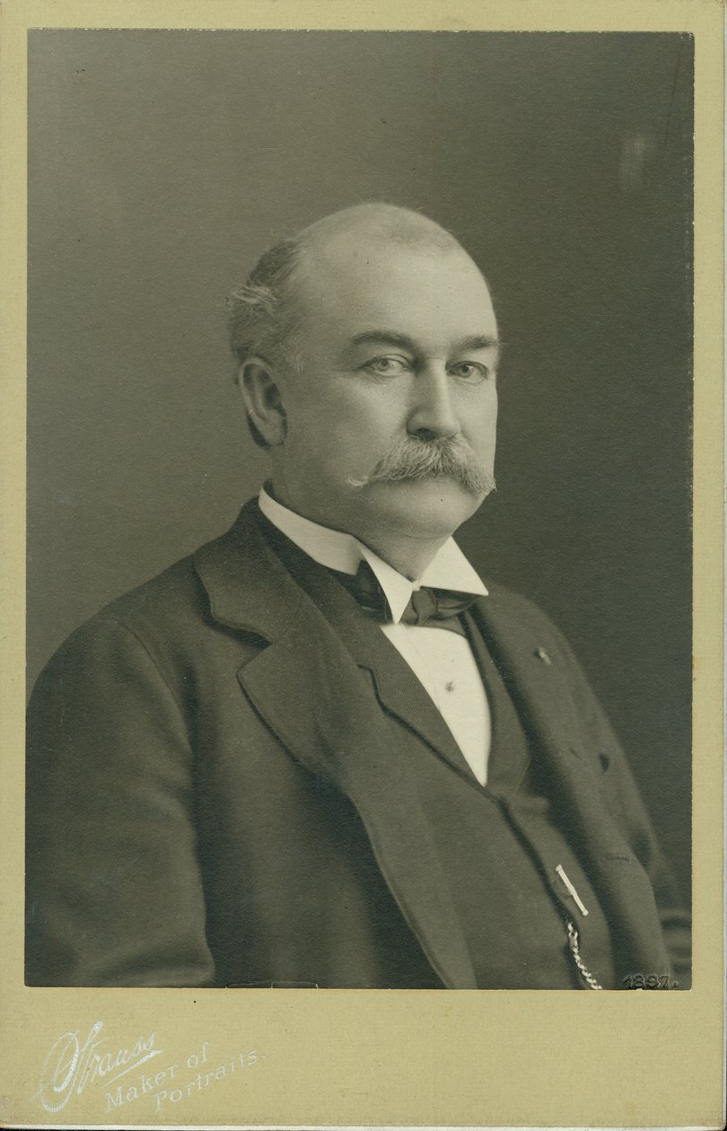 Ritratto busto di Horatio D. Wood con abito, gilet e papillon, rivolto a destra da St. Louis Strauss