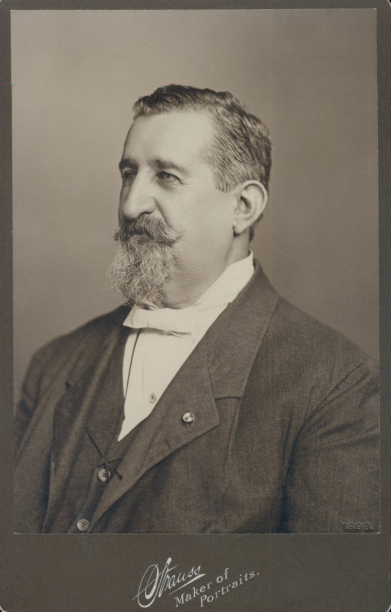 Ritratto busto di Leopold Methudy con abito, gilet e papillon, girato a sinistra da St. Louis Strauss
