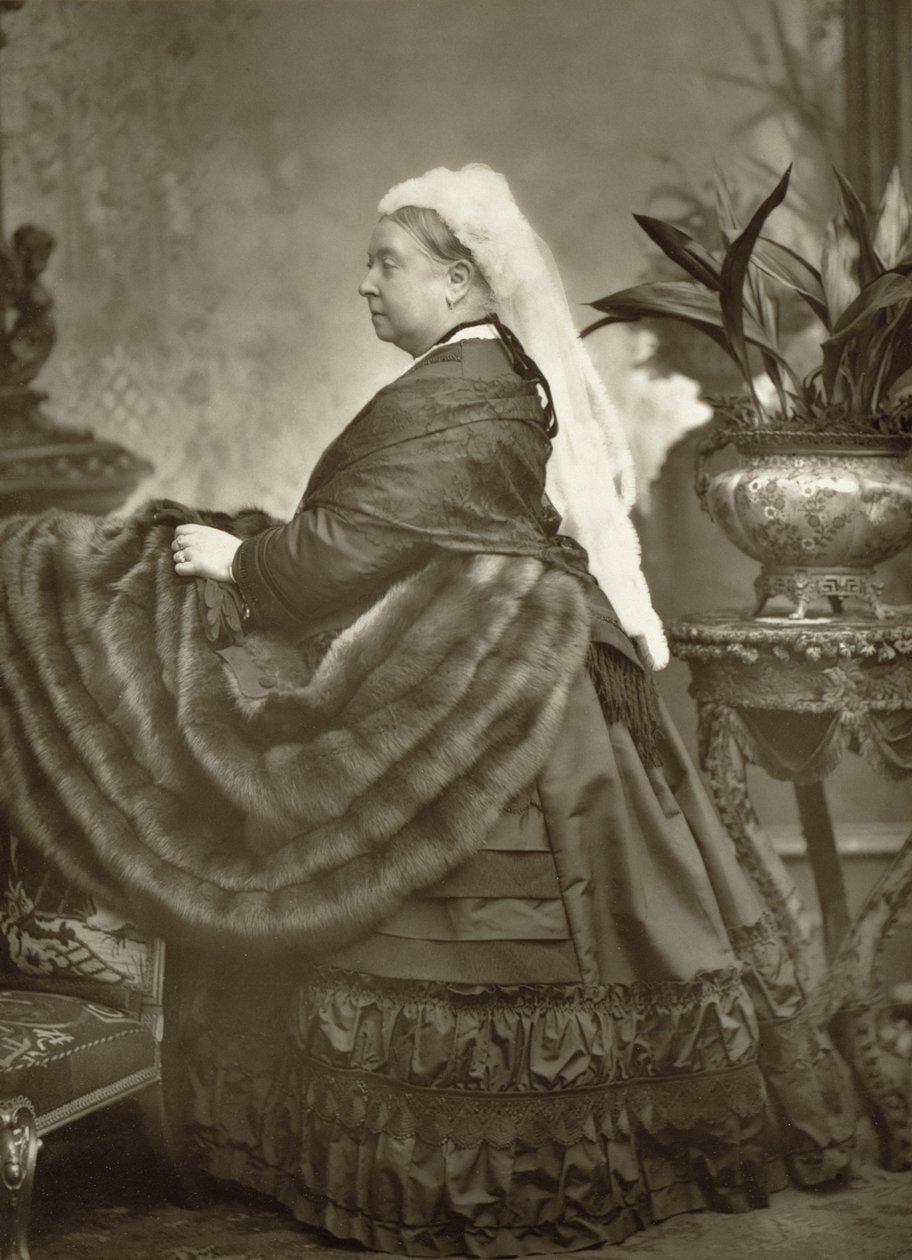 Vittoria: ritratto fotografico a figura intera da Stanislaus Walery