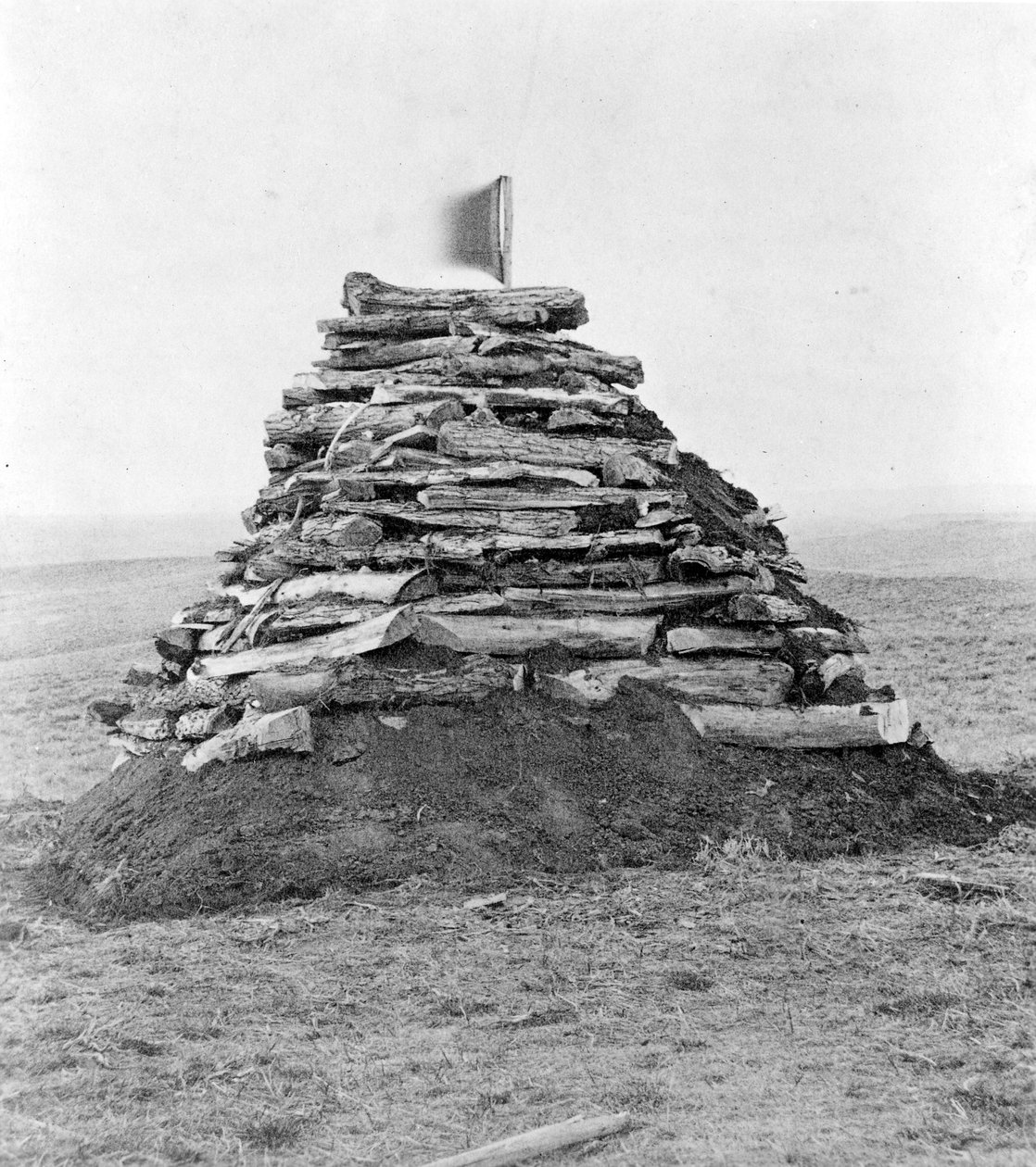 Monumento contenente ossa sulla collina di Custer, 1879 da Stanley J. Morrow