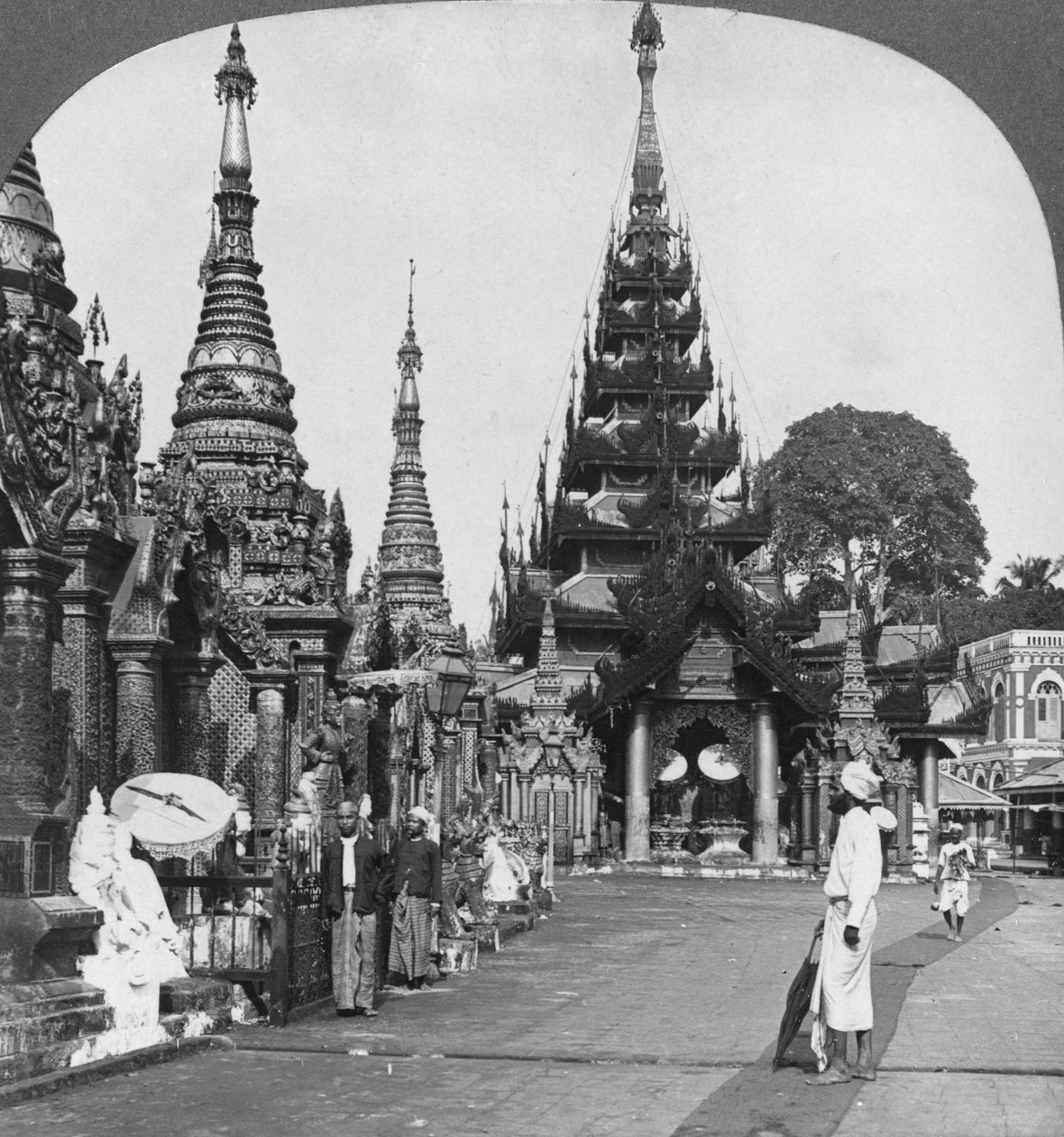Lungo la piattaforma verso la salita meridionale, Pagoda Shwedagon, Rangoon, Birmania, 1908 da Stereo Travel Co