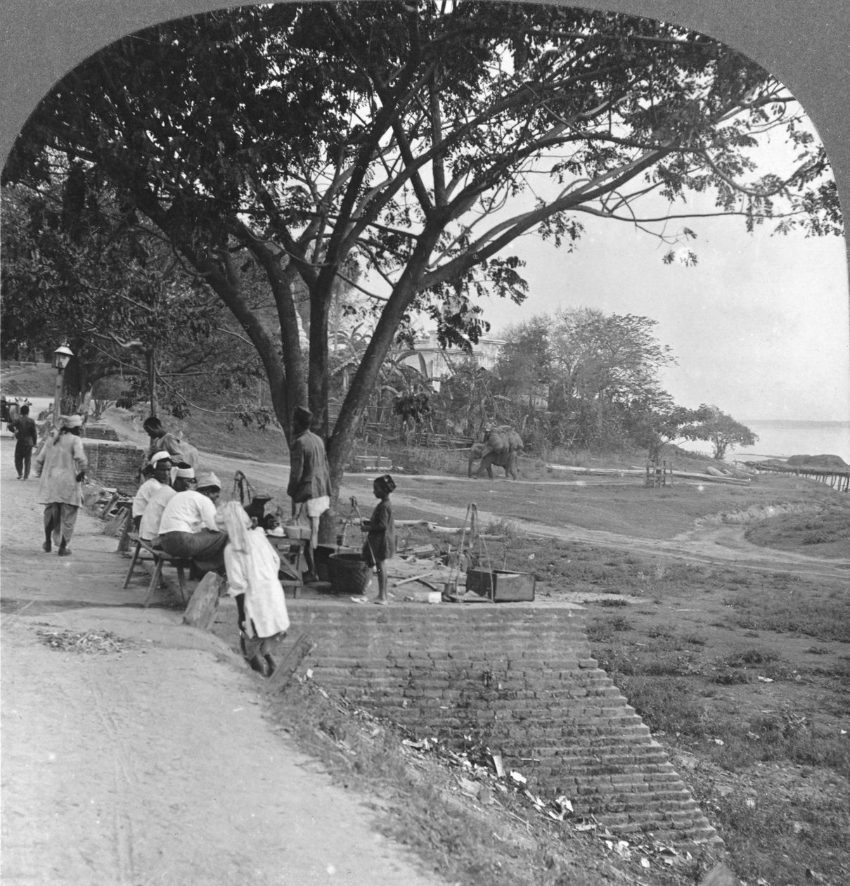 Fronte del fiume e riva, Bhamo, Birmania, 1908 da Stereo Travel Co