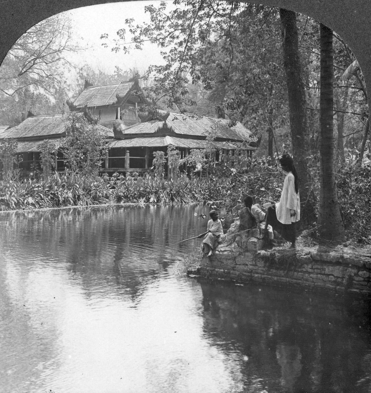 Giardino sud del Palazzo nella Fortezza, Mandalay, Birmania, 1908 da Stereo Travel Co