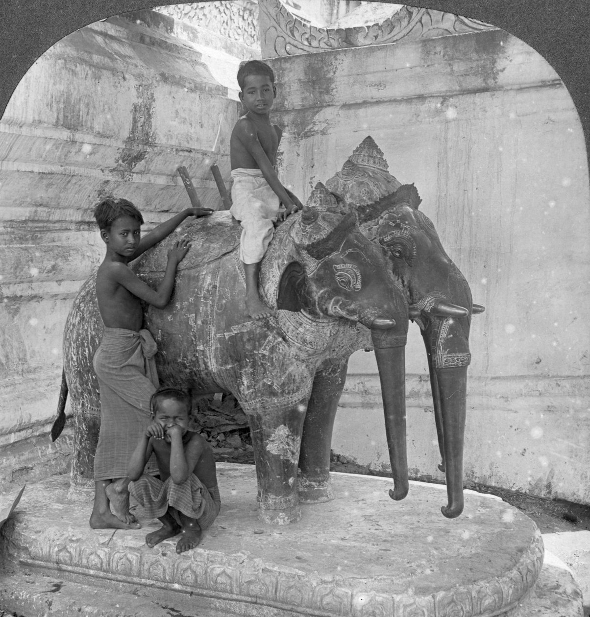 Elefante a tre teste che protegge un santuario, Pagoda Arakan, Mandalay, Birmania da Stereo Travel Co