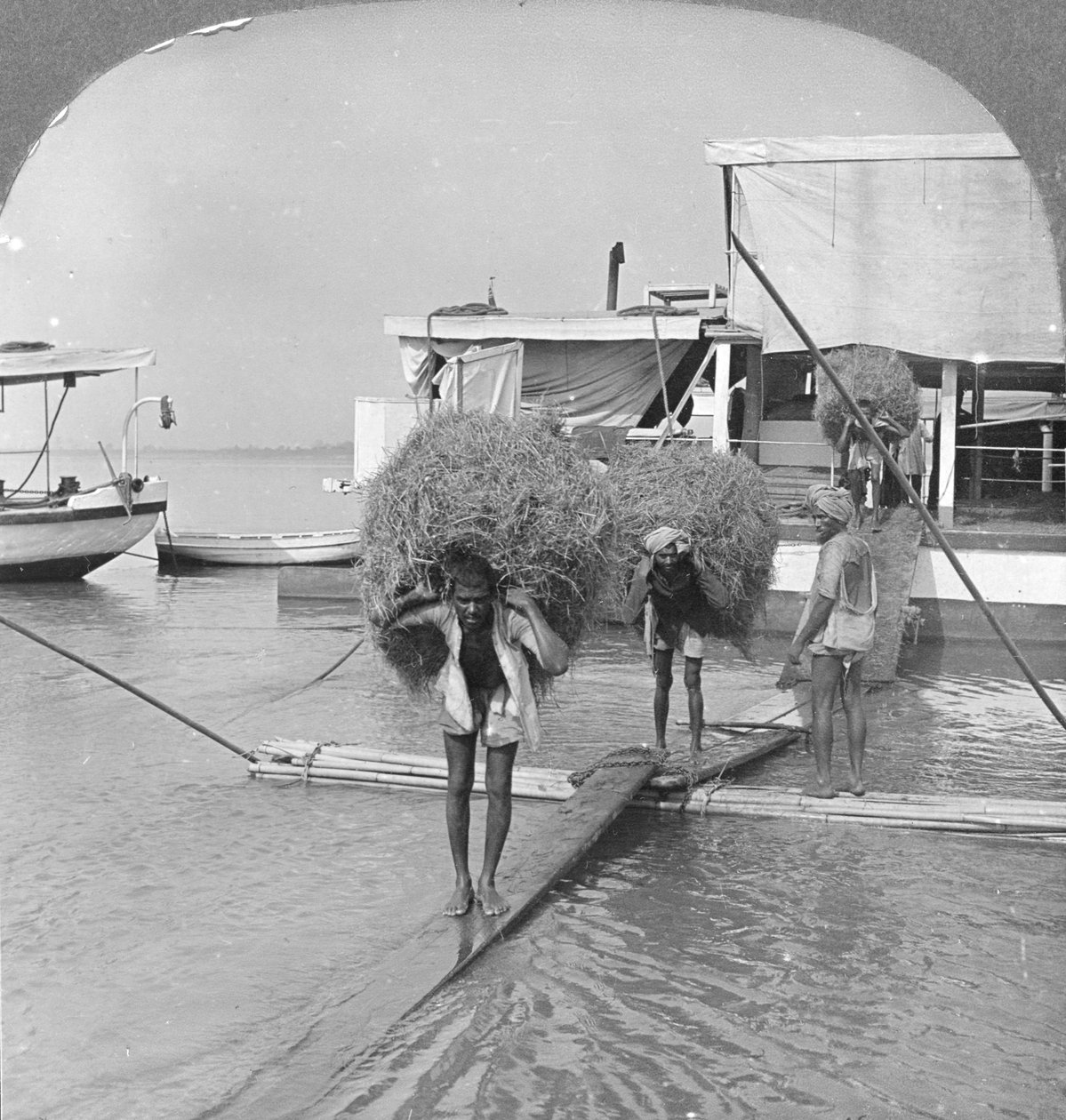 Scarico di una nave sul fiume Irrawaddy, Birmania, 1908 da Stereo Travel Co