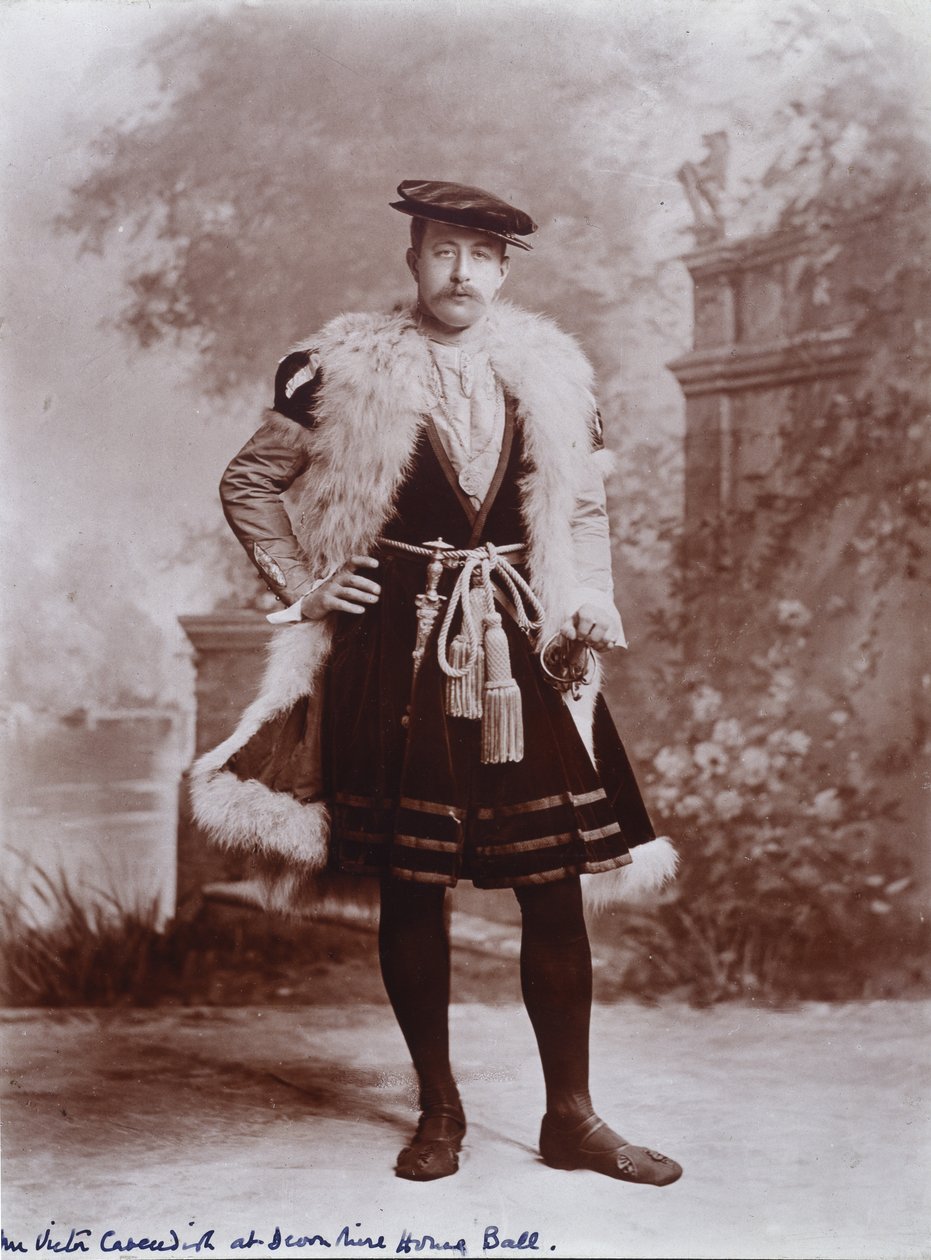 Mr Victor Cavendish, poi 9º Duca di Devonshire, come Ambasciatore, dopo il ritratto di Holbein di Jean de Dinteville, Il Ballo del Giubileo di Diamante della Duchessa di Devonshire a Devonshire House da Studio Lafayette