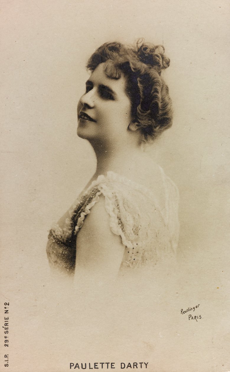 Ritratto della cantante francese Paulette de Bardy, conosciuta come Paulette Darty; cartolina da Studio Reutlinger