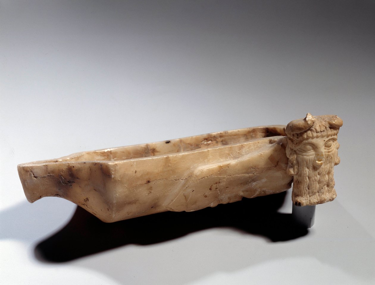 Arte della Mesopotamia: lampada decorata con un toro androcefalo (in alabastro) periodo sumero (circa 2400 a.C.). Parigi, Museo del Louvre da Sumerian Mesopotamian School