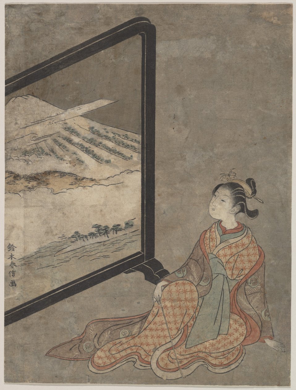 Giovane donna con una pipa in mano che guarda un paesaggio dipinto su un paravento da Suzuki Harunobu