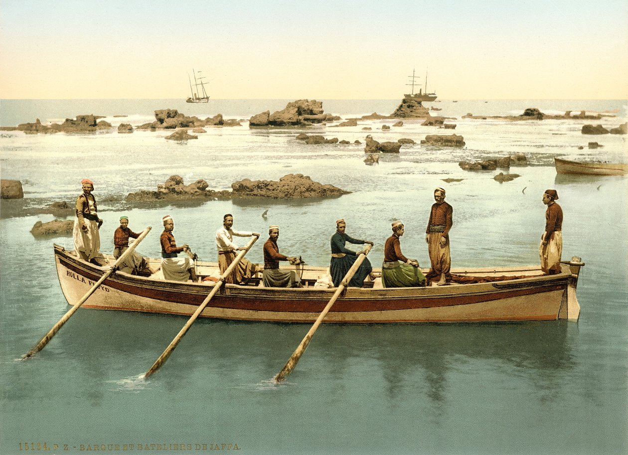 Barca con persone che remano nel porto di Giaffa, c.1880-1900 da Swiss Photographer