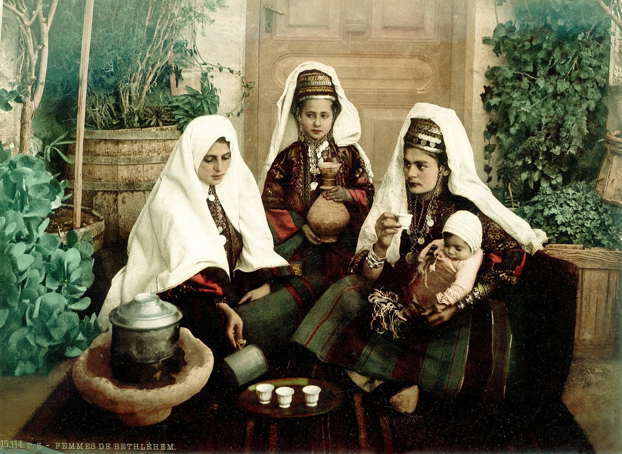 Gruppo di donne arabe di Betlemme che bevono caffè da Swiss Photographer