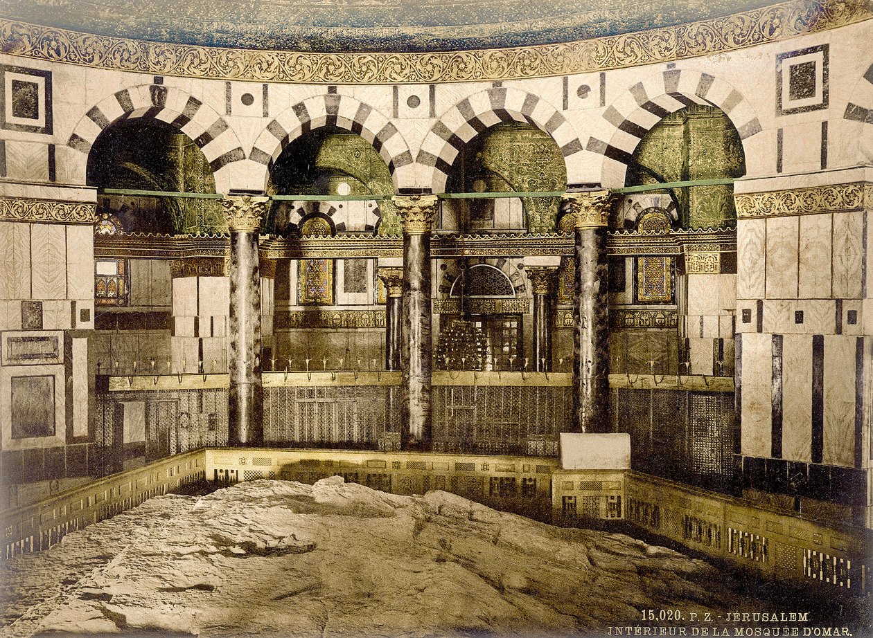 Interno della Cupola della Roccia a Gerusalemme con vista sulla roccia da Swiss Photographer
