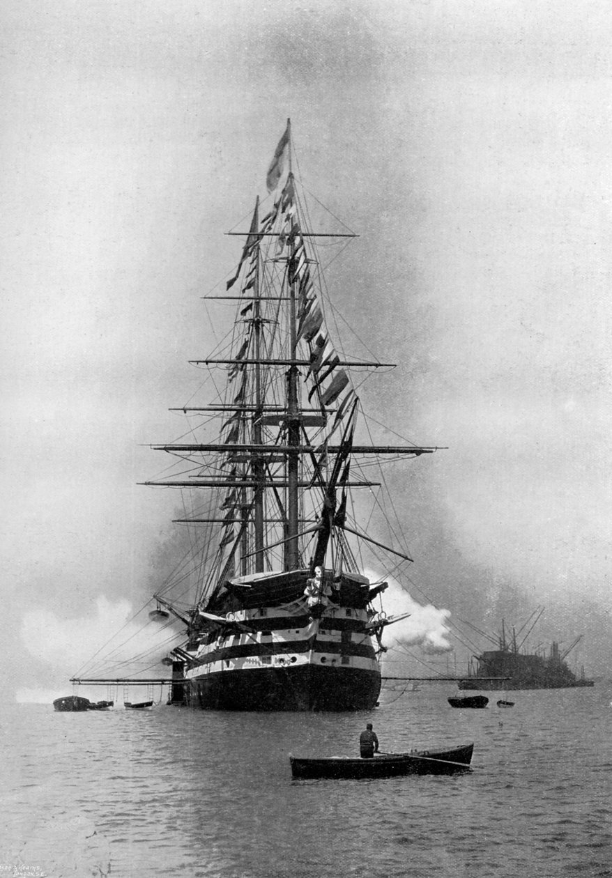 HMS Duke of Wellington che spara un saluto reale come nave ammiraglia a Portsmouth, Hampshire, 1896 da Symonds and Co