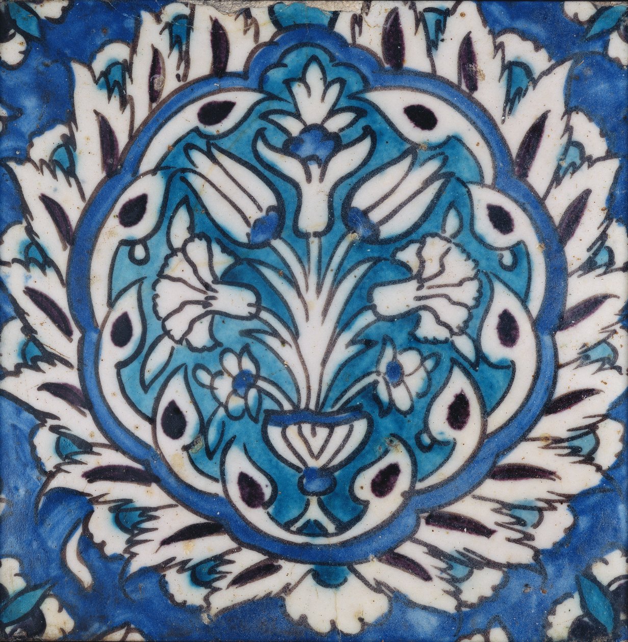 Piastrella quadrata con un vaso di fiori in un medaglione da Syrian School