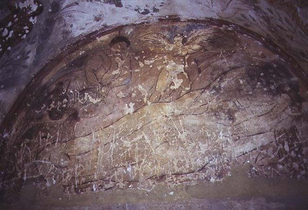 Affresco raffigurante un angelo sopra due figure sdraiate a terra, dall