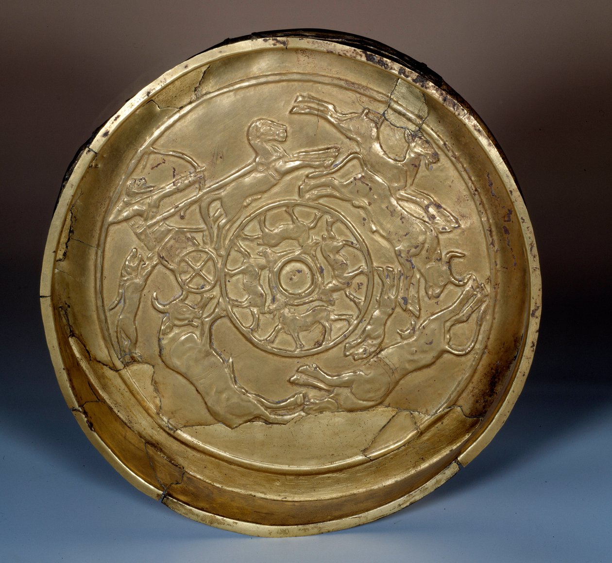 Arte orientale: patera da caccia in oro, intorno al 1200 a.C. realizzata in Siria da Syrian Syrian