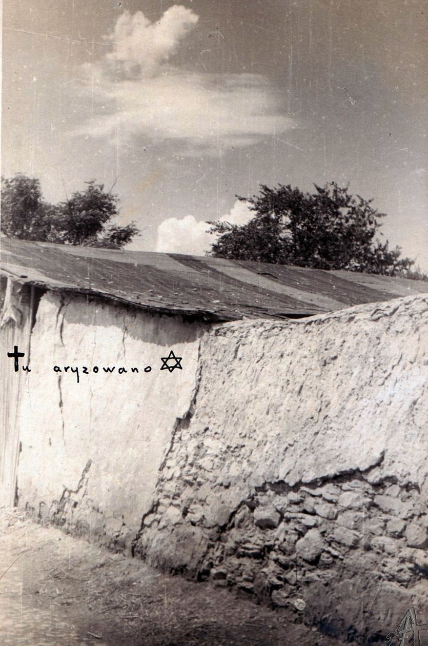 Jędrzejów. Muro del cimitero in via Kielecka. Durante l