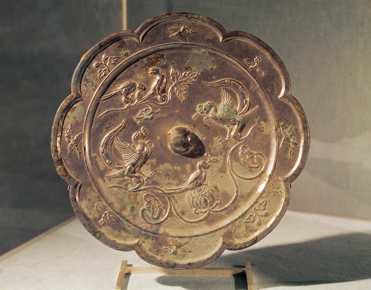 Specchio, decorato con due Fenghuang (bronzo) da Tang Dynasty Chinese School
