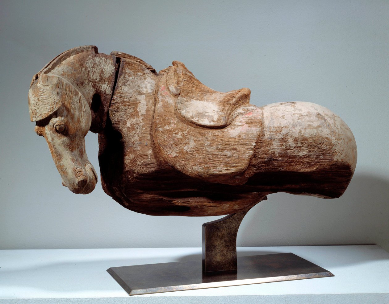 Arte cinese: Cavallo di legno. Scultura del periodo Tang (618-907). Parigi, Musee Cernuschi da Tang Dynasty Chinese School