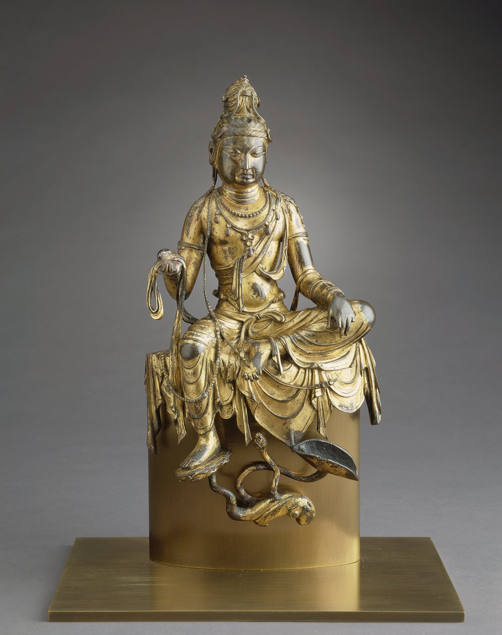 Bodhisattva Avalokitesvara seduto, VIII secolo (bronzo con doratura) da Tang Dynasty Chinese School